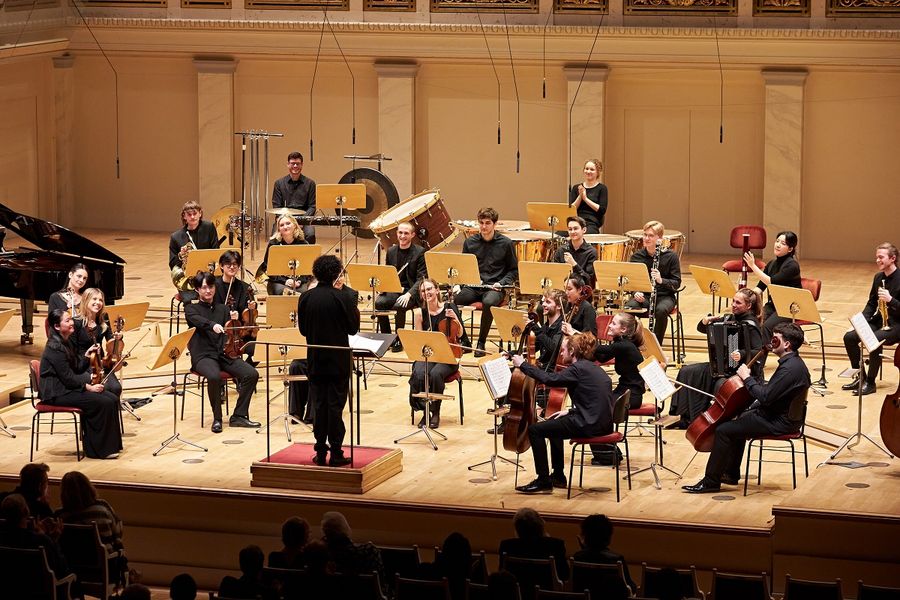 Das Ensemble Eisler Sinfonietta sitzt auf der Bühne im Großen Saal des Konzerthaus Berlin