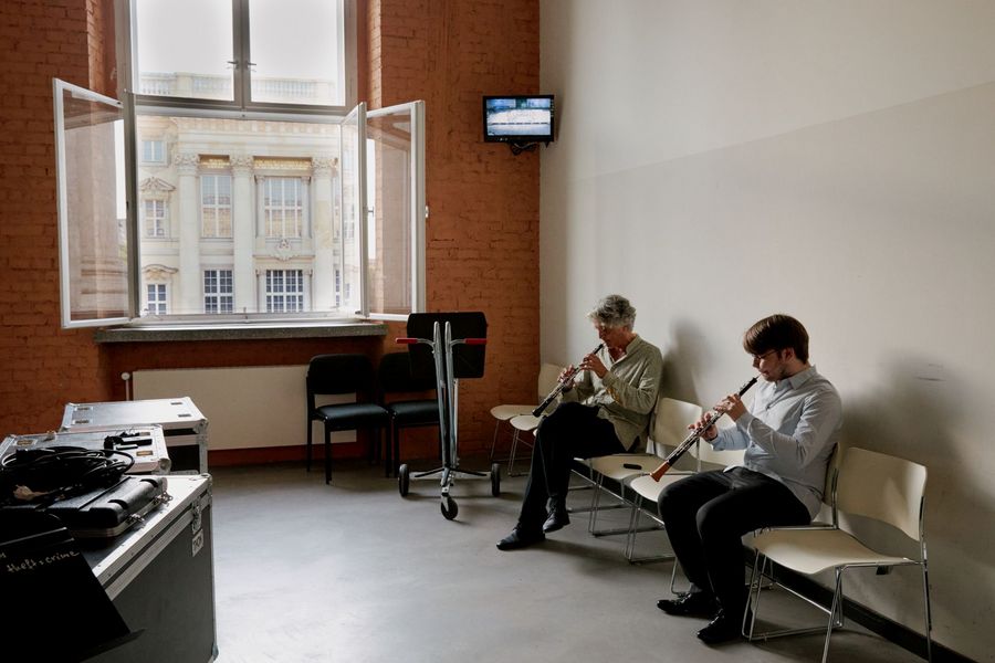 zwei Oboisten spielen bei offenem Fenster