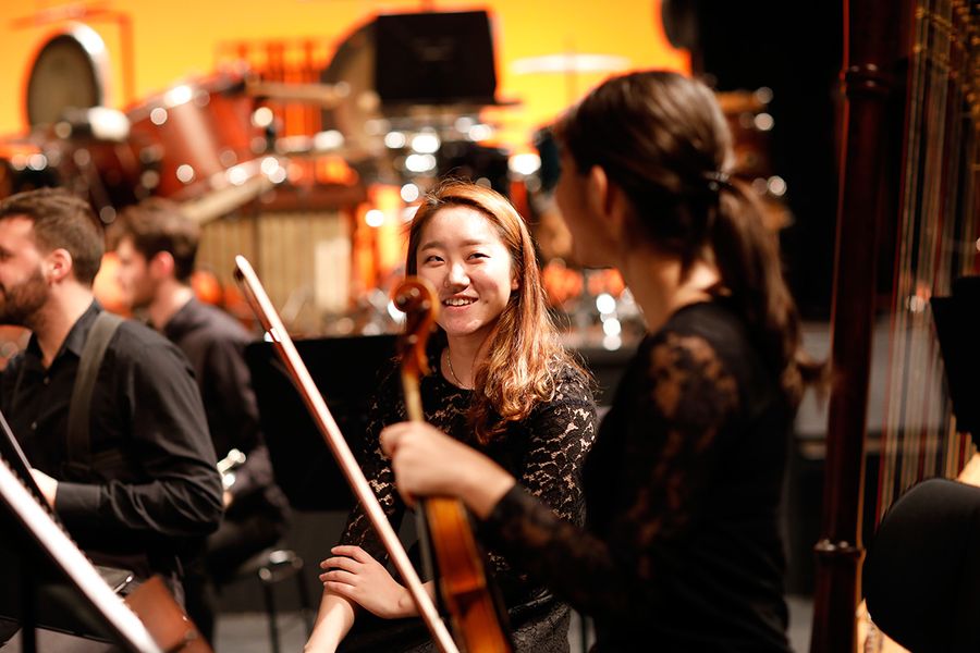 Zwei Studentinnen mit Geigen