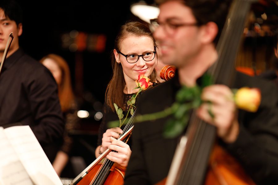 Studentin mit Rose und Cello