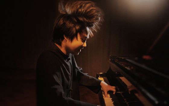 Mao Fujita am Klavier 