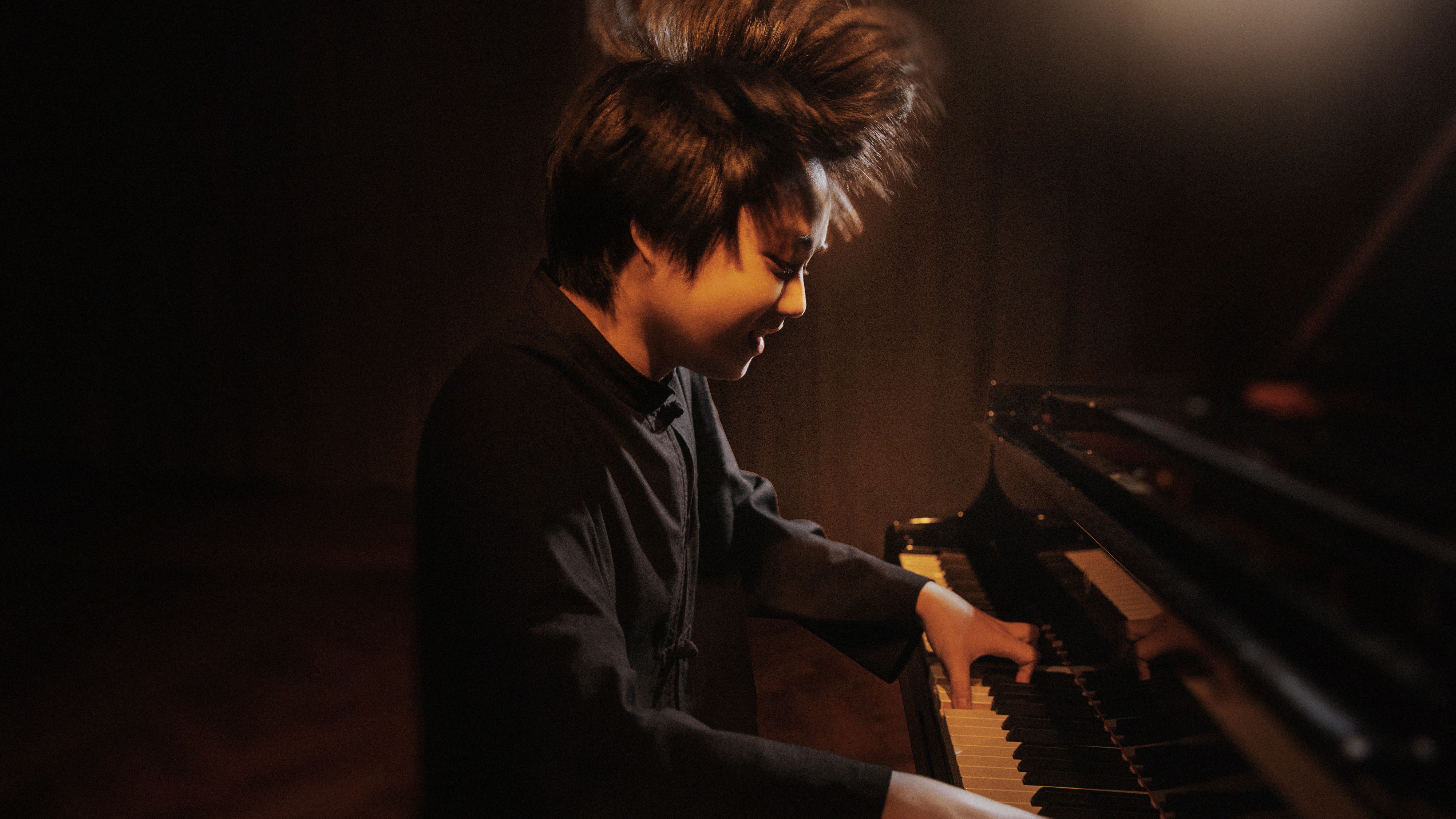 Mao Fujita am Klavier 