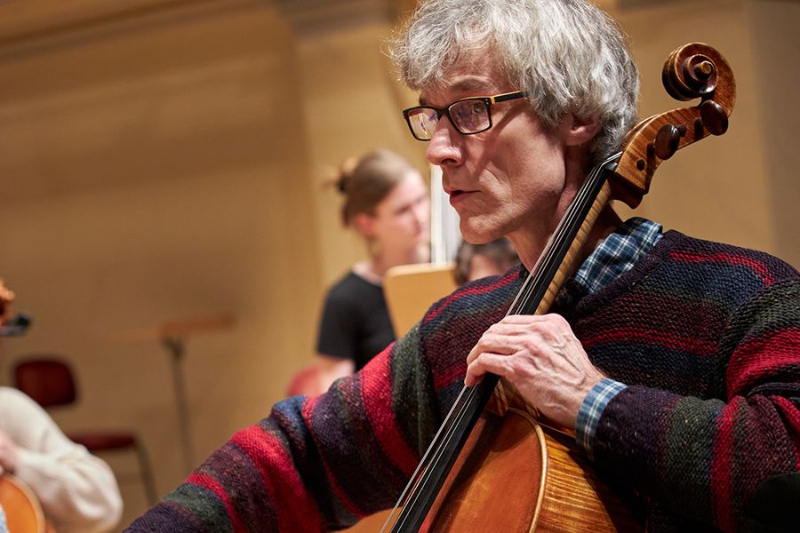 Prof. Forck mit Cello auf der Bühne des Berliner Konzerthauses