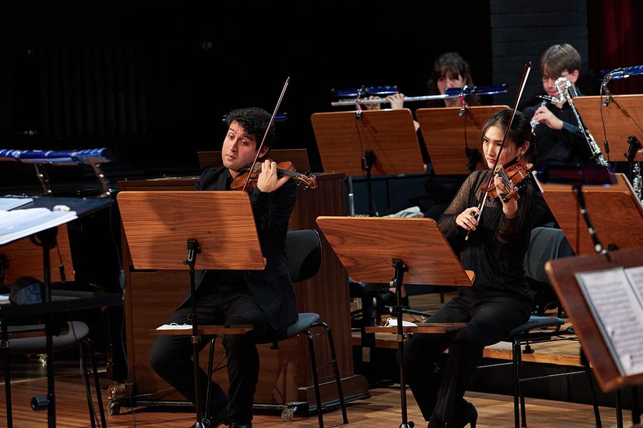 Studierende musizieren, im Vordergrund wird Violine gespielt