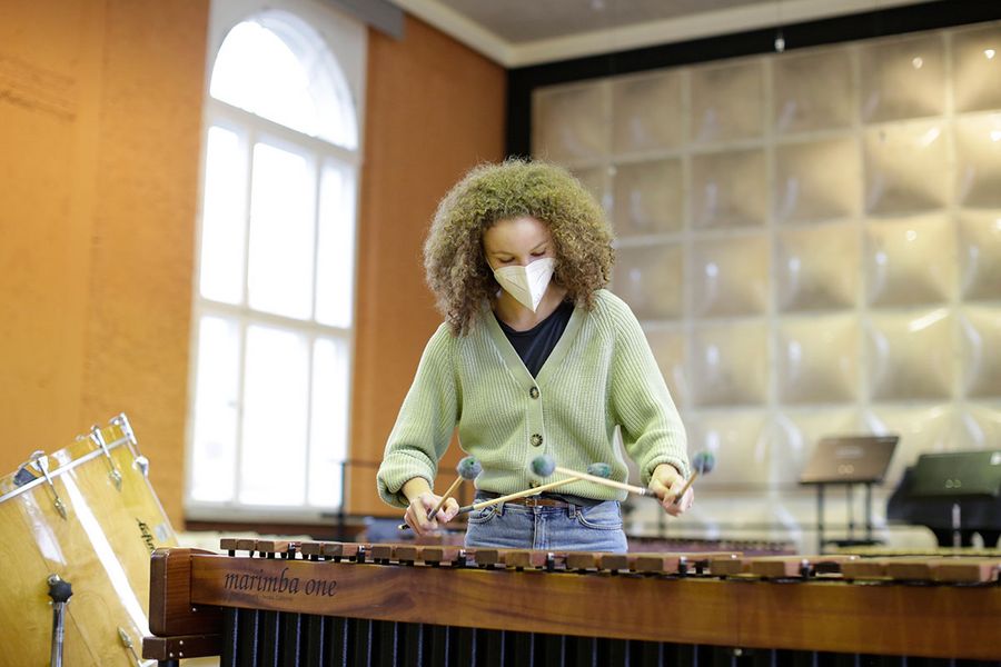 Studentin spielt Marimbaphon während einer Probe