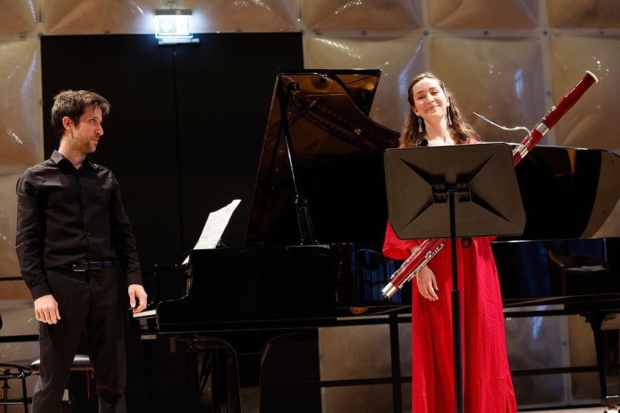 Preisträgerin und Pianist stehen zum Applaus vor dem Flügel auf der Bühne