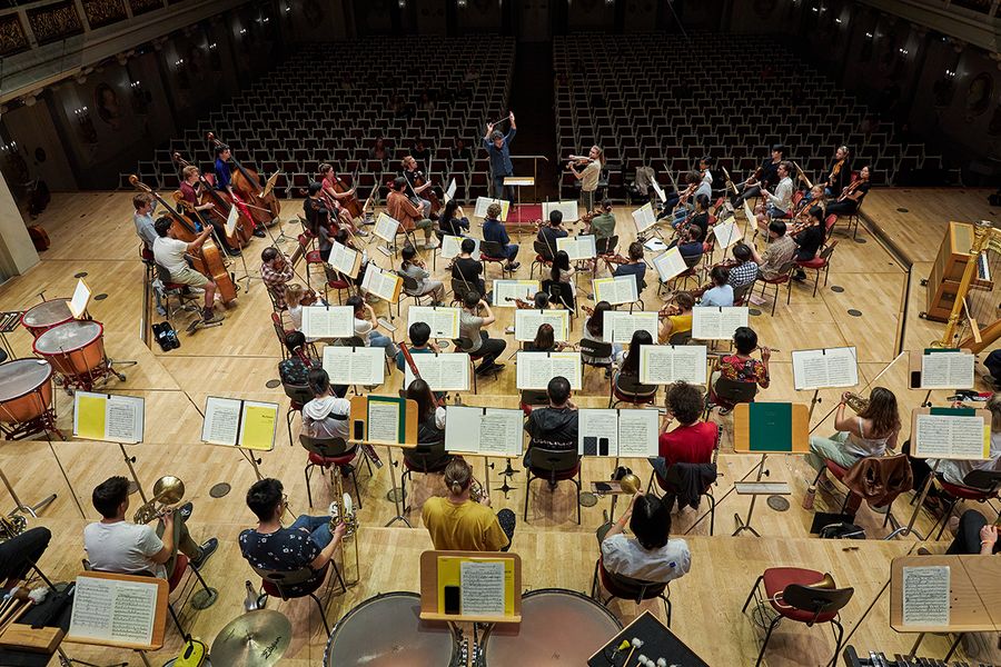 Blick auf das Orchester während einer Probe auf der Bühne des Berliner Konzerthauses von hinten 