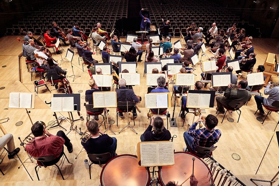 Orchester während einer Probe auf der Bühne des Berliner Konzerthauses