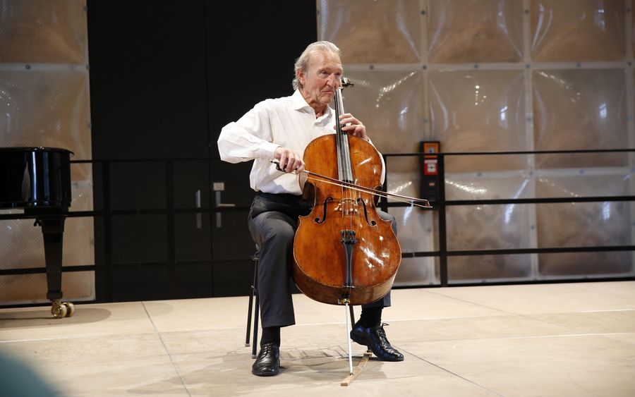 Mann mit Cello auf einer Bühne
