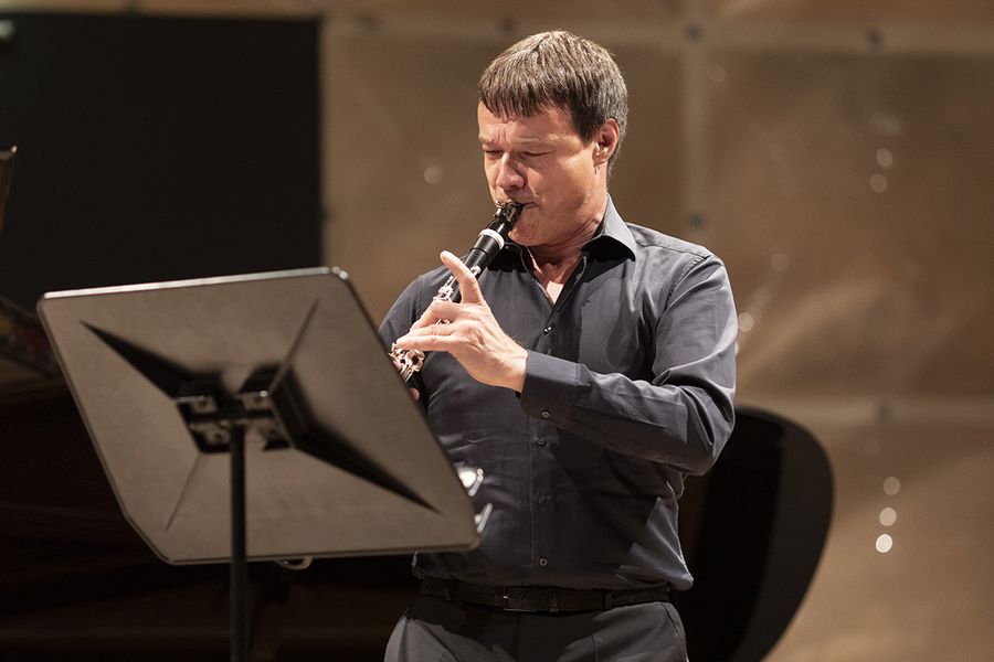 Professor Martin Spangenberg spielt Klarinette