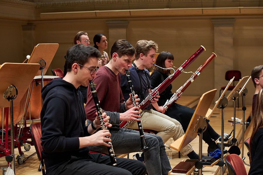 Studierende mit Blasinstrumenten auf der Bühne des Berliner Konzerthauses