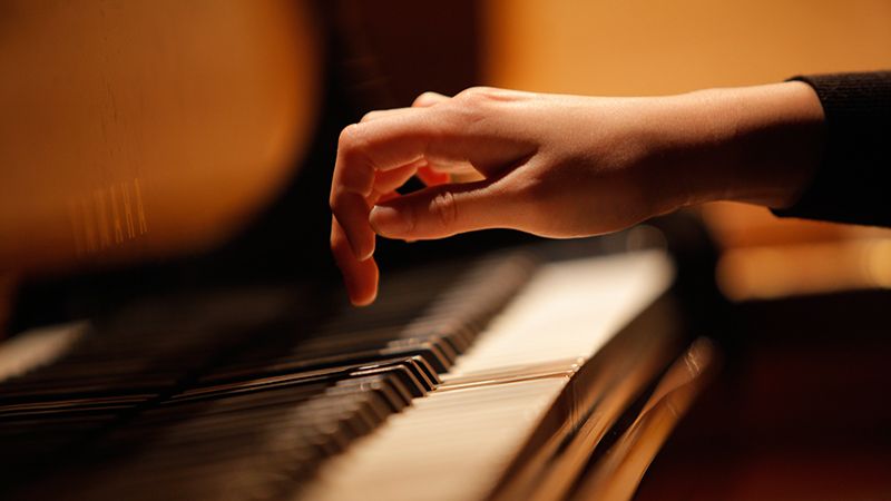 Hand mit Klaviertastatur