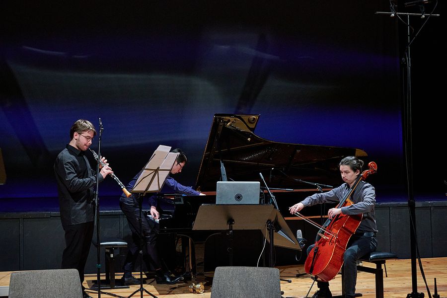Trio aus Studenten mit Oboe, Cello und Klavier auf der Bühne des Studiosaals