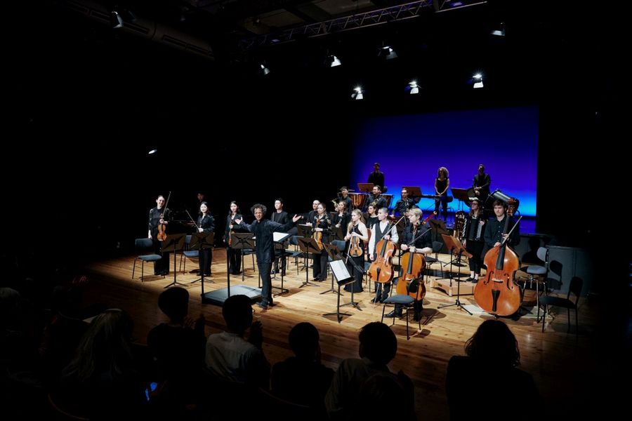 Das Ensemble Eisler Sinfonietta steht auf der Bühne im Studiosaal