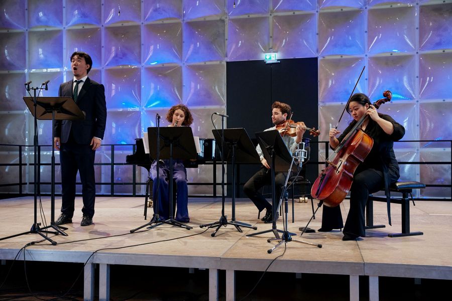 Sänger und Trio musizieren auf der Bühne