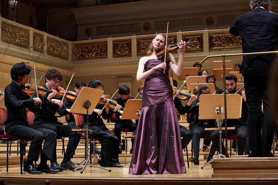 Geigensolistin vor dem Orchester auf der Bühne des Berliner Konzerthauses