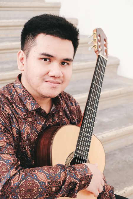 Theduardo Adhi Prasetyo mit Gitarre