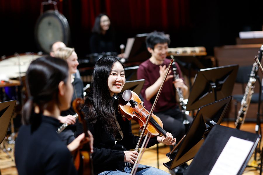 Studentin spielt Geige in einem Orchester 