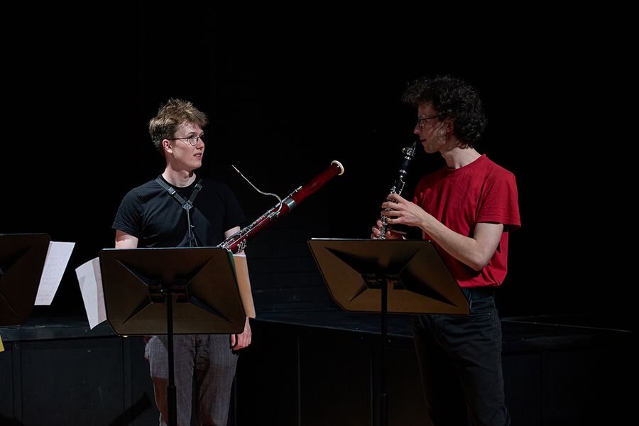 Student mit Fagott und Student mit Klarinette