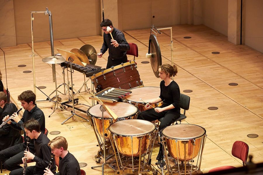 Eine Schlagzeugerin und ein Schlagzeuger spielen auf der Bühne im Großen Saal des Konzerthaus Berlin