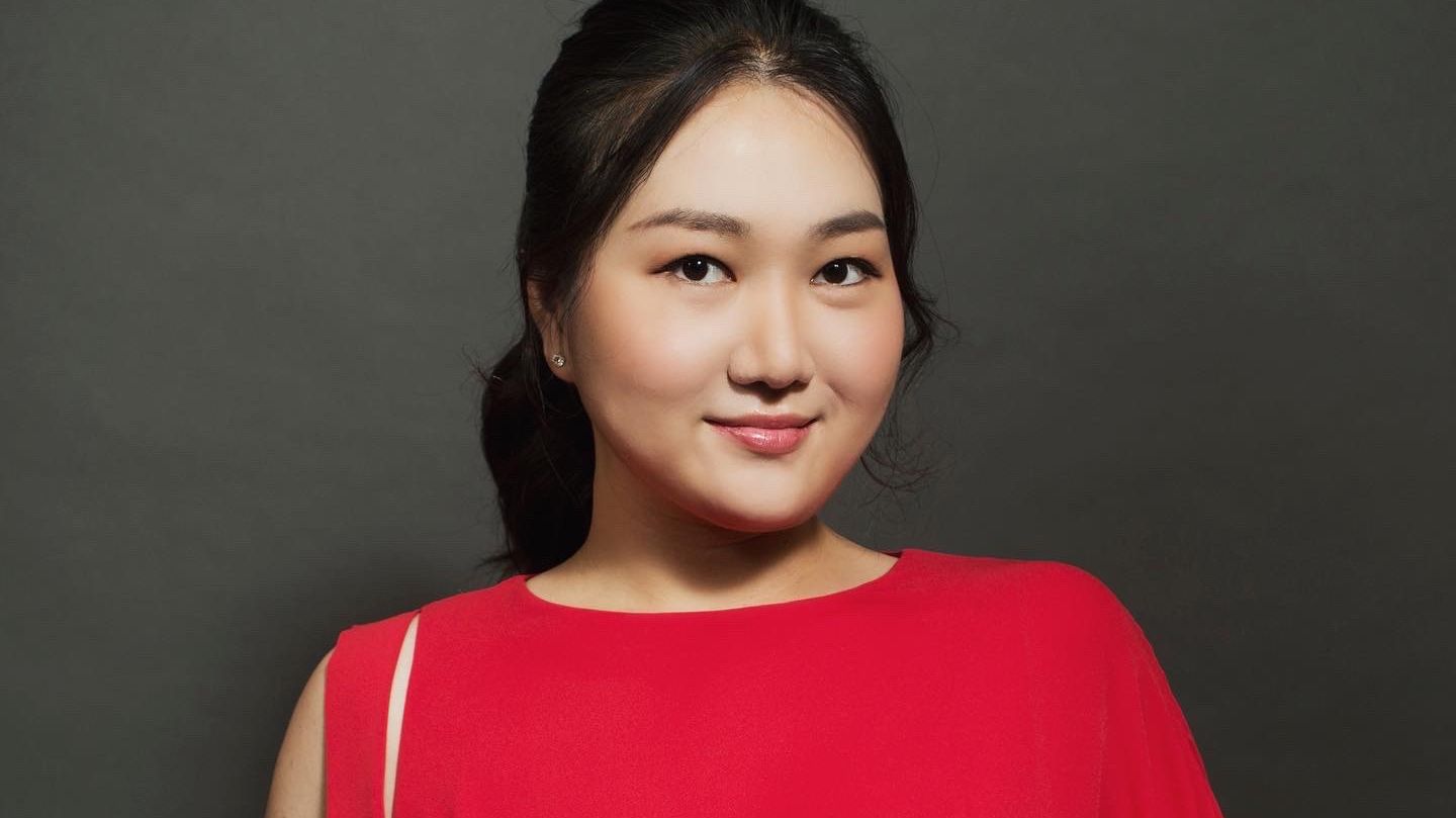 Südkoreanische Frau in rotem Kleid mit Bratsche