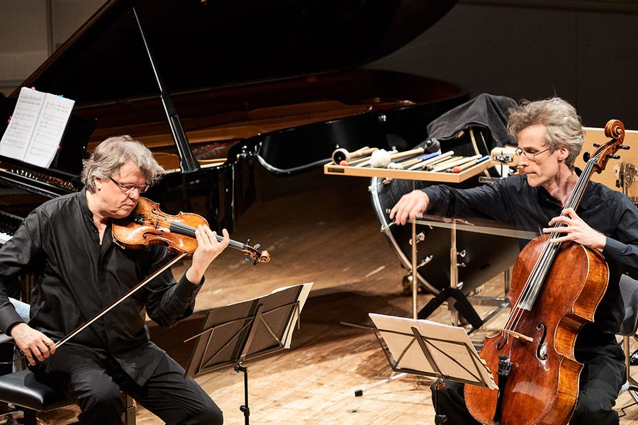 Professor Ulf Wallin mit Geige und Professor Stephan Forck mit Cello auf einer Bühne
