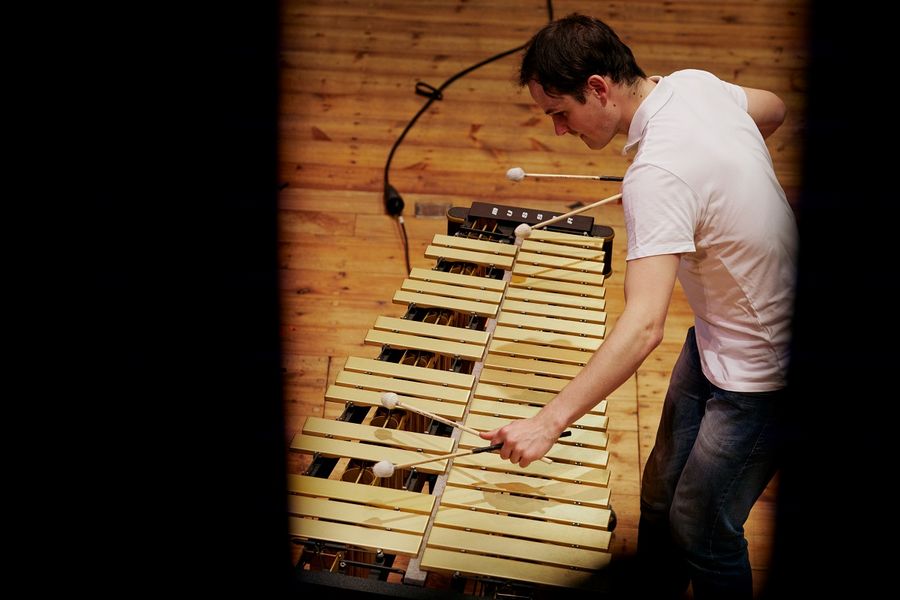 Mann steht auf der Bühne des Kleinen Saals im Berliner Konzerthaus und spielt Vibraphon