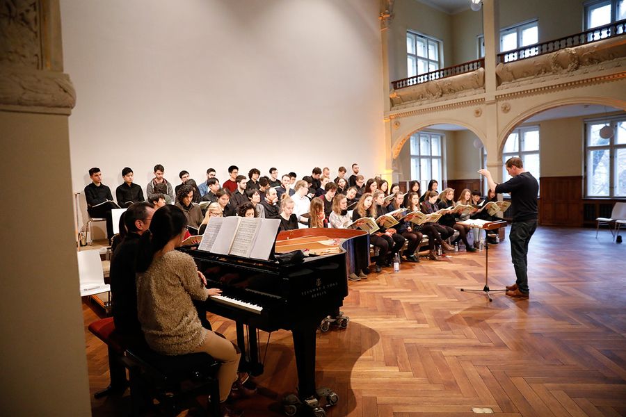 Zwei Pianisten, Dirigent und Chor im Saal der Villa Elisabeth