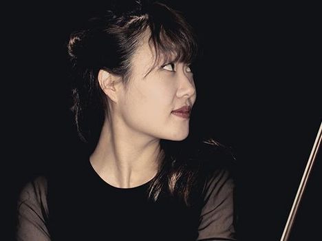 Suyeon Kang mit Geigenbogen