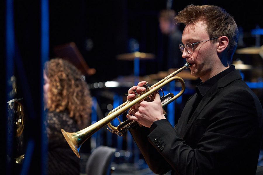 Student spielt Trompete während eines Konzerts