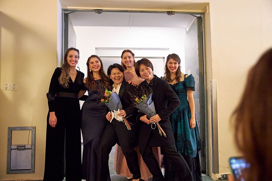 Gruppenfoto von sechs Studentinnen nach der Operngala