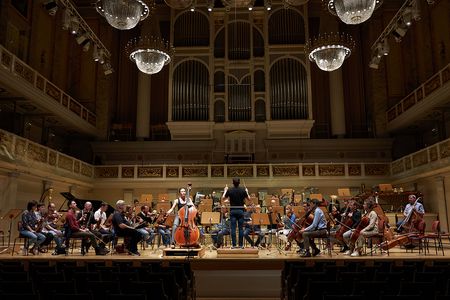 Orchester mit Kontrabass-Solistin im großen Saal des Berliner Konzerthauses