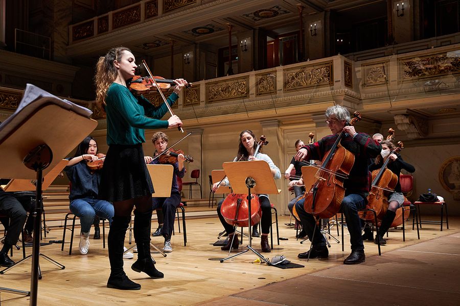 Geigensolistin vor Kammerorchester auf der Bühne des Berliner Konzerthauses