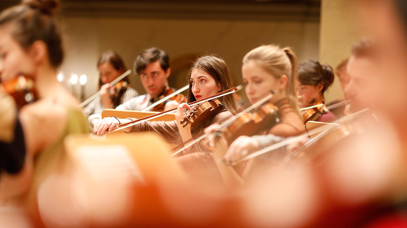 Violinist*innen im Orchester