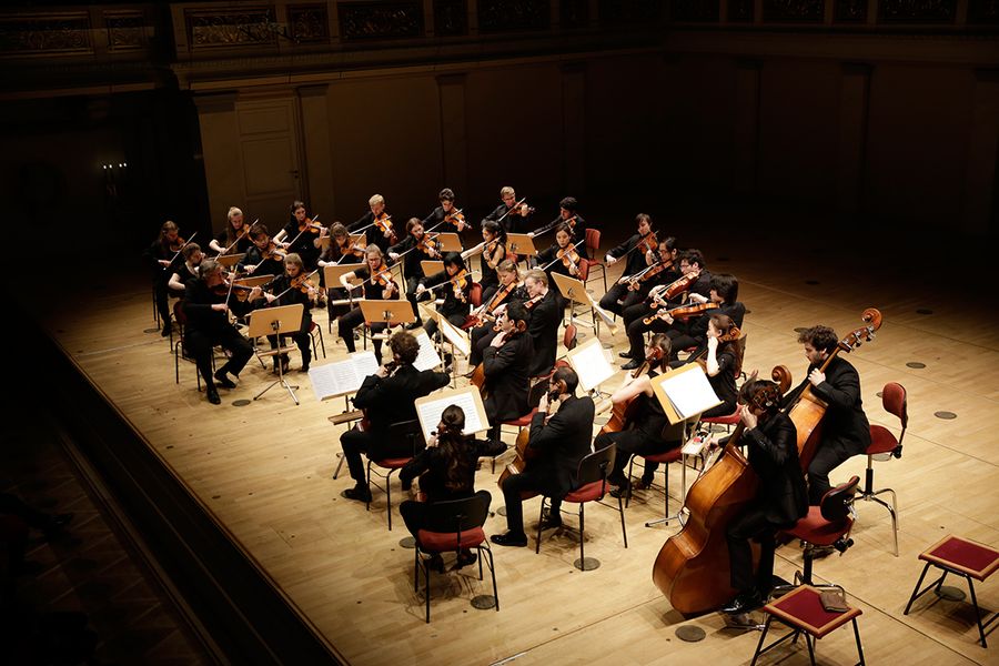 Kammerorchester auf einer Bühne während eines Konzertes
