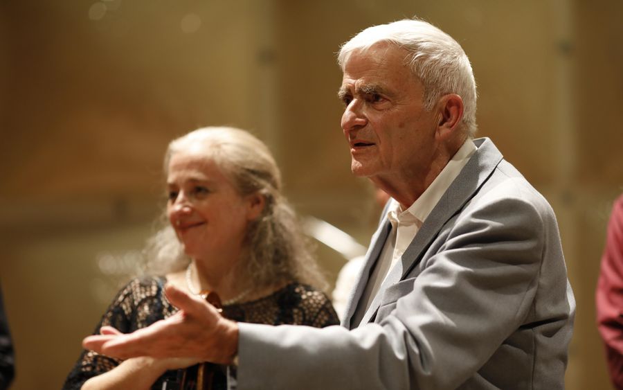 Eberhard Feltz und eine Frau auf einer Bühne 