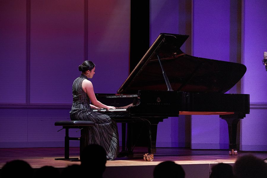 Studentin spielt Klavier auf der Bühne des Kleinen Saals im Berliner Konzerthaus