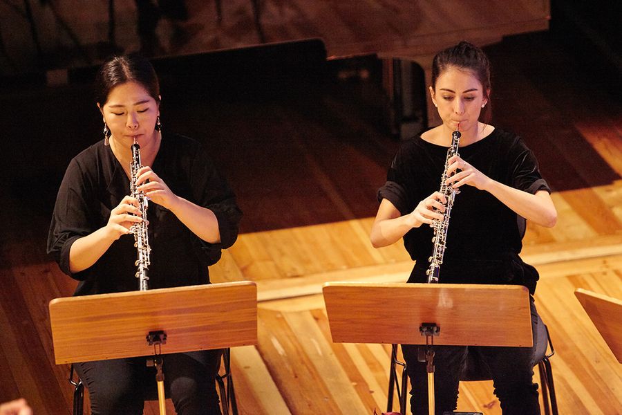 Zwei Studentinnen spielen Oboe 