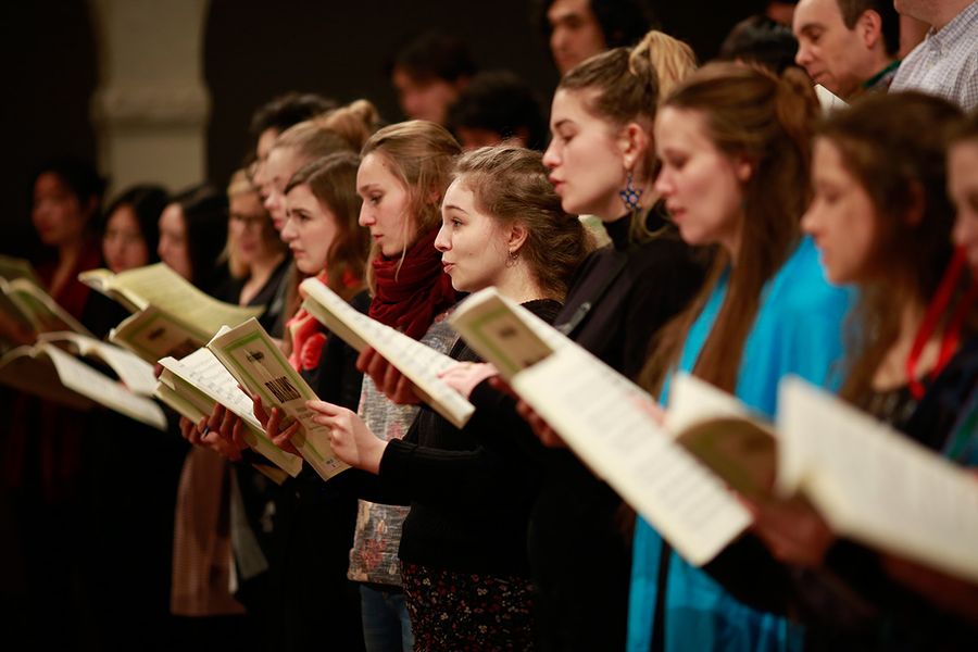 Singende Studentinnen mit Noten