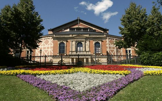 Festspielhaus Bayreuth hinter einem Blumenbeet