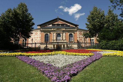 Festspielhaus Bayreuth hinter einem Blumenbeet