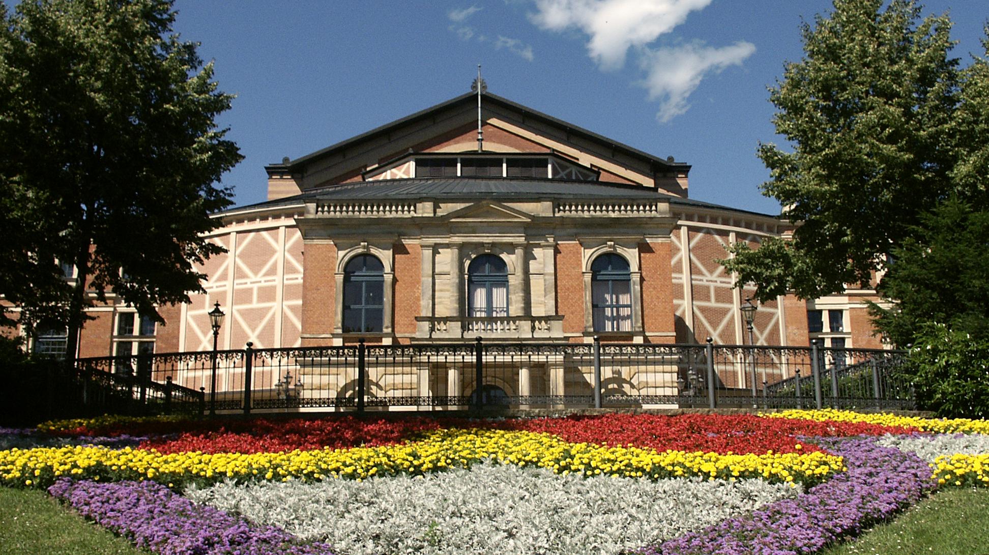 Festspielhaus Bayreuth hinter einem Blumenbeet