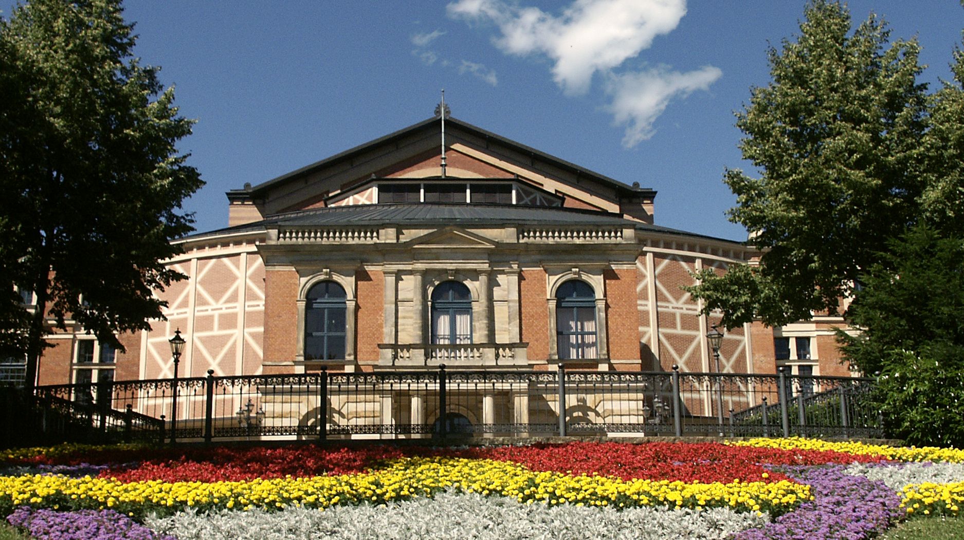 Festspielhaus Bayreuth hinter einem Blumenbeet