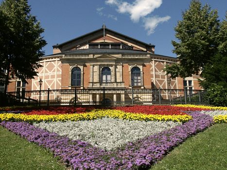 Festspielhaus Bayreuth hinter einem Blumenbeet