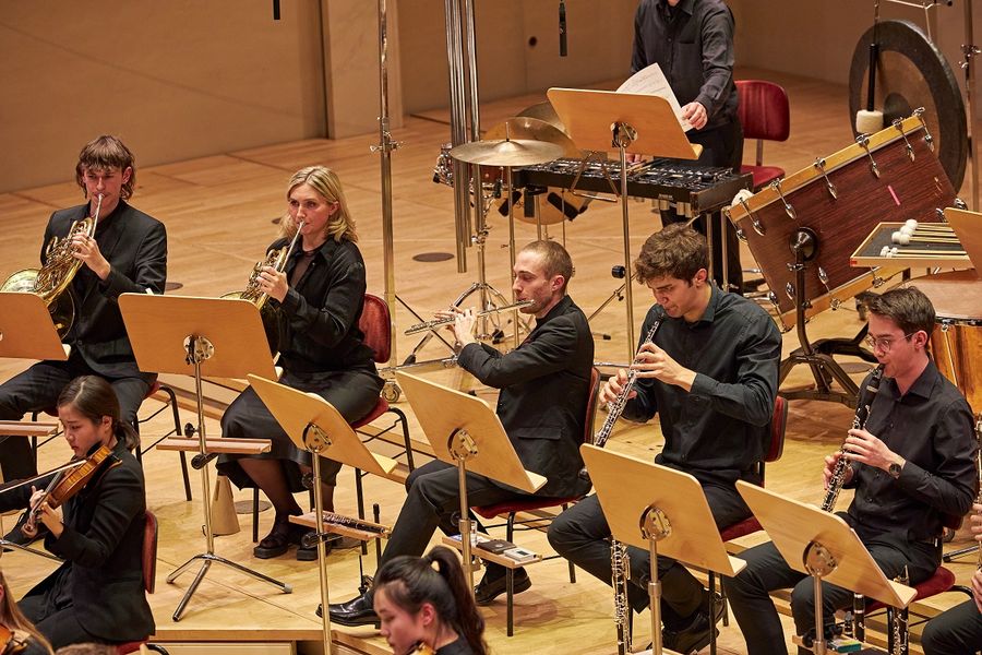 Bläser des Ensemble Eisler Sinfonietta spielen auf der Bühne im Großen Saal des Konzerthaus Berlin
