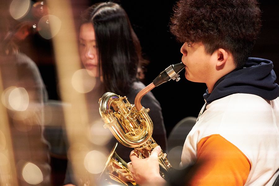 Student spielt Saxophon 
