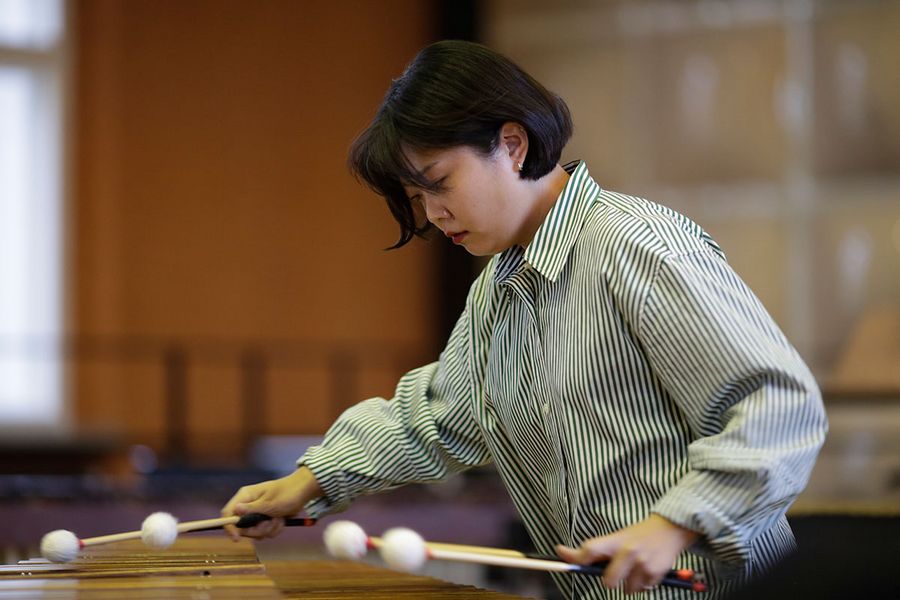 Studentin spielt Marimbaphon während einer Probe