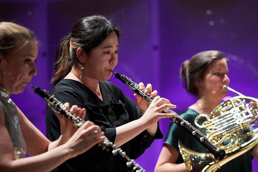 Zwei Frauen spielen Oboe und eine Frau Horn