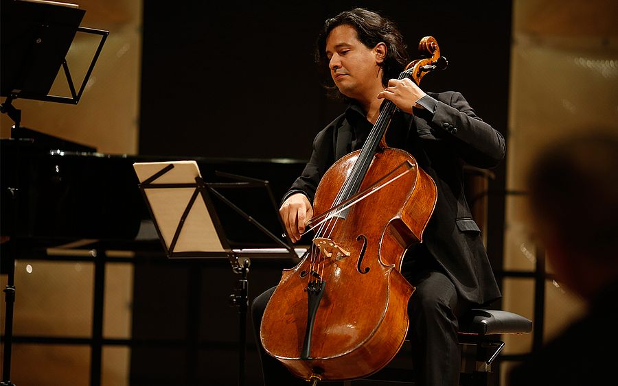 Professor Claudio Bohórquez mit Cello auf einer Bühne