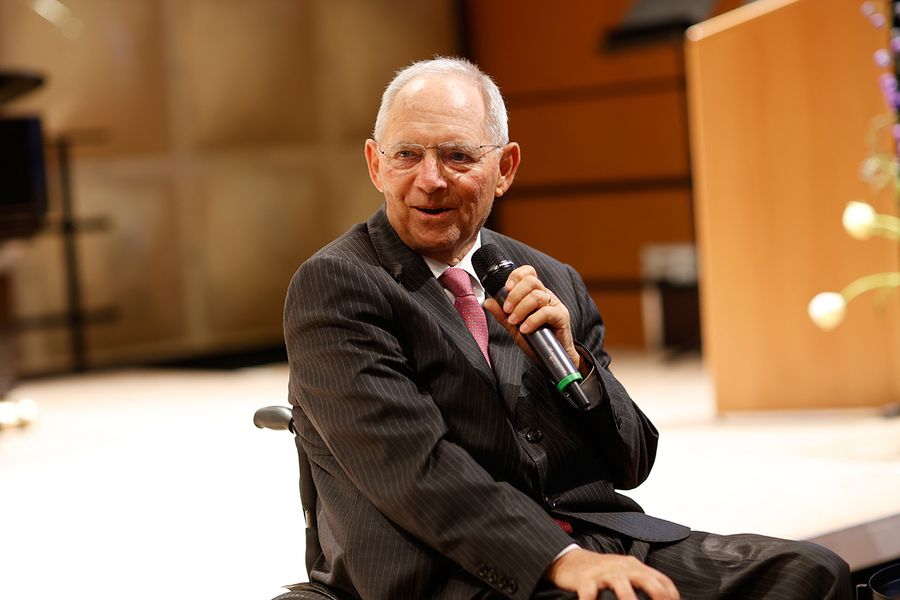 Bundestagspräsident a.D. Dr. Wolfgang Schäuble spricht in ein Mikrofon